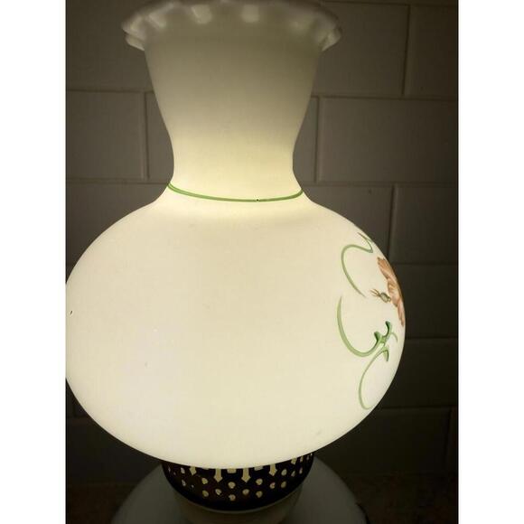 Vintage Milk glass electric hurricane lamp with brass base and floral motifs. - Picture 4 of 15